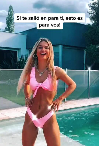 Emiestoco (@emiestoco__) #decote  #bikini  #biquíni rosa  #dança de saque  #corpo tatuado  #piscina  «#fyp asique sonríe y no llores!...»