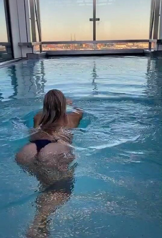 Erna Husko (@ernahuskoo) #bikini  #bunda  #piscina  #molhado  #calcinha  «Will start following in my IG...»