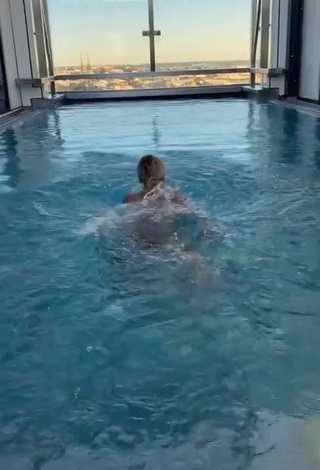 Erna Husko (@ernahuskoo) #bikini  #bunda  #piscina  «Julkaisen seuraavan YT videon...»