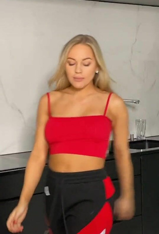 Erna Husko (@ernahuskoo) #decote  #cropped  #top vermelho  #dança de saque  «Comment down your weekend plans...»