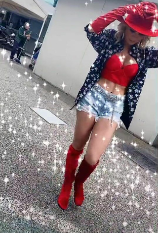 Gabriela Ramirez (@gabyramiirezz) #decote  #cropped  #top vermelho  #top curto de renda  #shorts  «Esto del baile  ya se me  da...»