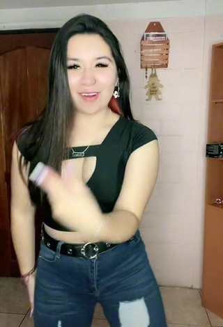 Christel Quiroz (@hermosilla___a) #decote  #cropped  #top preto  #dança de saque  «Que harán mañana en su día...»