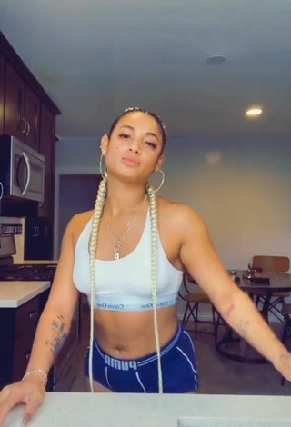 DaniLeigh (@iamdanileigh) #decote  #cropped  #top branco  #shorts apertados  #corpo tatuado  #dança de saque  «#californiagirlschallenge...»