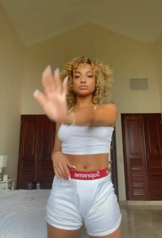 DaniLeigh (@iamdanileigh) #decote  #cropped  #top branco  #shorts  #dança de saque  #apertado  «Yes I wear boxers bc they’re...»