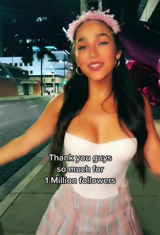 Iris (@irisofficialmusic) #decote  #saia  «Thank you for 1M! I never ever...»