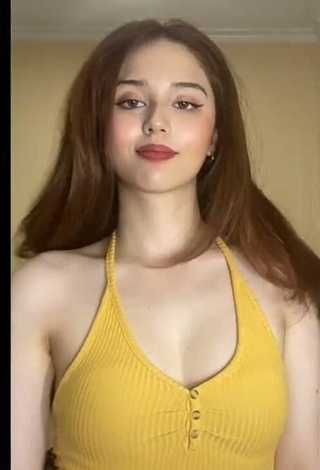 Jayda Avanzado (@jedijayda) #decote  #cropped  #top amarelo  «tiktok muna bago magtanggal ng...»