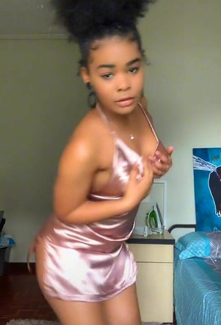 Jessica Mashaba (@jessicamashaba20) #decote  #vestido  #vestido rosa  #sem sutiã  #peitos saltando  #dança de saque  #corpo tatuado  «I almost fell chile #...»