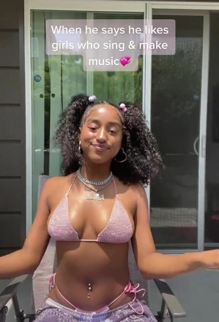 Kyla Imani (@kyla.imani) #decote  #top de biquíni  #top de biquíni rosa  #piercing no umbigo  «Hi Talk to me & stream my music...»