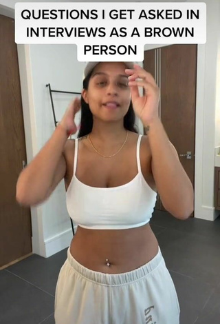 Lilly Singh (@lilly) #decote  #cropped  #top branco  #piercing no umbigo  «Next time, I’ll just bring my...»