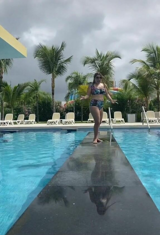 Hany (@lindahrf333) #decote  #bikini  #piscina  «Vieron el tobogán atrás Quieren...»