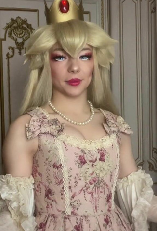 Ken (@lovebunnycosplay) #decote  #vestido  #cosplay  «Answering some wig questions! I...»