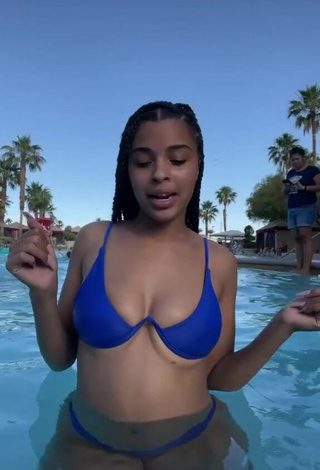 Lynn Bailey (@lynbaileyy) #decote  #bikini  #biquíni azul  #abaixo do peito  #piscina  «Bad af  ig -Lynbaileyy #fyp #foryou»