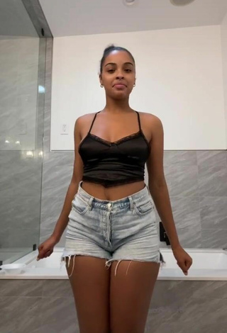 Lynn Bailey (@lynbaileyy) #decote  #cropped  #top preto  #shorts  #dança de saque  «Purrrr #fyp #lynbaileyy»