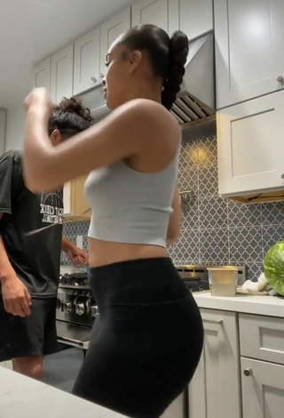 Lynn Bailey (@lynbaileyy) #decote  #cropped  #top cinza  #legging  #dança de saque  «While he cooking tho lmao #fyp»