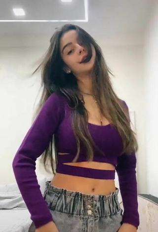 maafeltrim_ (@maafeltrim_) #decote  #cropped  #purple crop top  #peitos grandes  #dança de saque  «Dc: @lucassluix_»