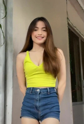 Madelaine Red (@madelainered) #decote  #cropped  #top amarelo  «ok lang kahit wala partner hehe :((»