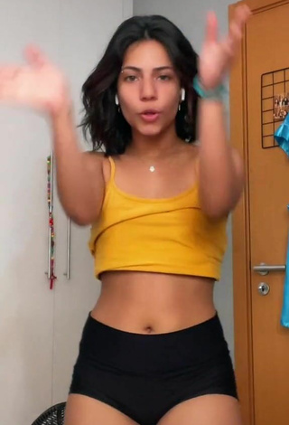 Manu Heinze (@manuheinzee) #decote  #cropped  #top amarelo  #shorts apertados  #bunda tremendo  #dança do ventre  «oi gente n sei de quem é o ib...»