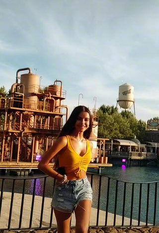 Nadia Vilaplana (@nadia.vilaplana) #decote  #cropped  #top amarelo  #shorts  «Espero que hayáis disfrutado del...»