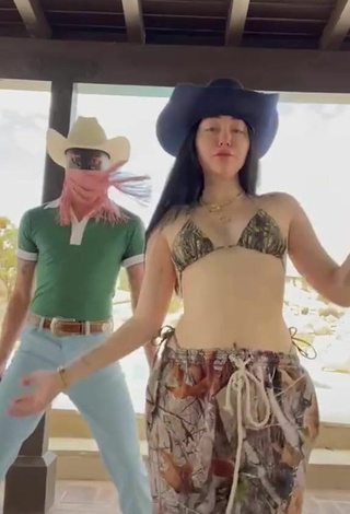 Noah Cyrus (@noahcyrus) #decote  #top de biquíni  #dança de saque  «mom and dad took a trip down to...»