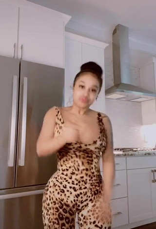 DreamDoll (@originaldreamdoll) #decote  #maiô  #body leopardo  #peitos grandes  #peitos saltando  #dança de saque  #corpo tatuado  «#likedat #dojacat #dojacatchallenge»