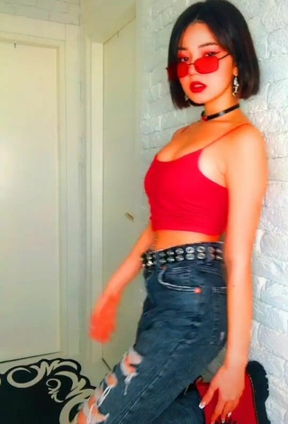 sevdoraa (@sevdoraa) #decote  #cropped  #top vermelho  #piercing no umbigo  «❤️#shfc»