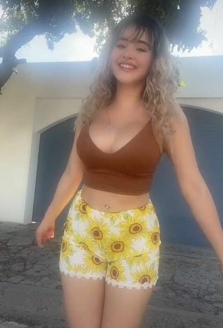 Sharon Shirley (@sharonwinner) #decote  #cropped  #top marrom  #shorts  #piercing no umbigo  #peitos saltando  «Ame este Trend! ya estoy en...»