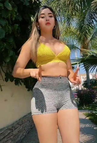 Sharon Shirley (@sharonwinner) #decote  #cropped  #top amarelo  #top curto de renda  #shorts apertados  #piercing no umbigo  #dança de saque  «Sígueme en Instagram...»