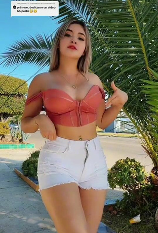 Sharon Shirley (@sharonwinner) #decote  #cropped  #top laranja  #peitos saltando  #piercing no umbigo  «Responder a @ivanmoran76  hey te...»