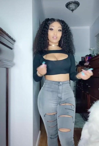 Shenseea (@shenseea) #decote  #cropped  #top preto  #bunda  «Girls just wanna have fun fit...»