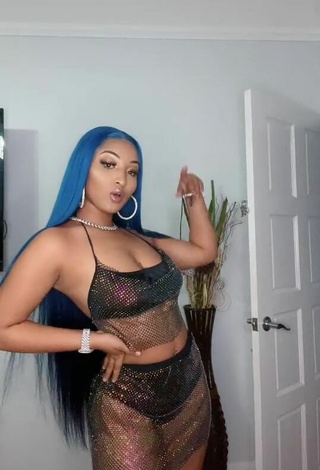 Shenseea (@shenseea) #decote  #cropped  #top preto  #saia  #dança de saque  «Mom life be like #fyp»