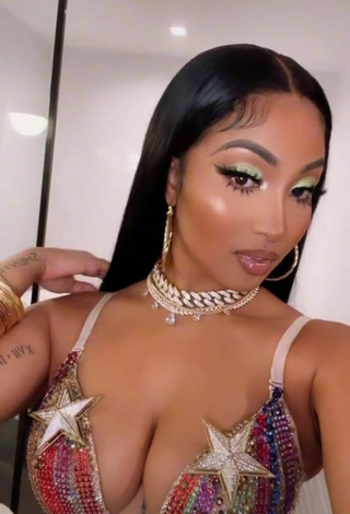 Shenseea (@shenseea) #decote  «Releasing my song #DeserveIt soon»