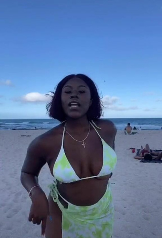 Skaibeauty (@skaibeauty) #decote  #bikini  #peitos saltando  #dança de saque  #praia  «Watch a draft of me tripping...»