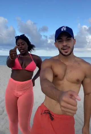 Skaibeauty (@skaibeauty) #decote  #top de biquíni  #top de biquíni rosa  #peitos saltando  #praia  «Fun fact: me & @boynamedluis are...»