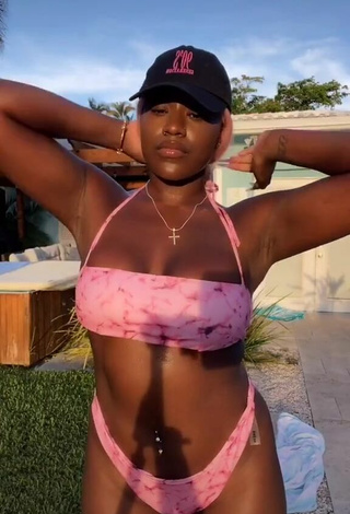 Skaibeauty (@skaibeauty) #decote  #bikini  #piercing no umbigo  «That RBF IS SOMETHING SERIOUS»