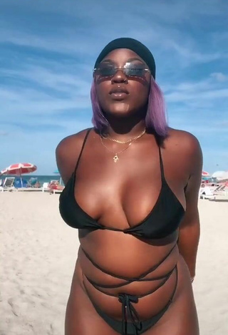 Skaibeauty (@skaibeauty) #decote  #bikini  #biquíni preto  #piercing no umbigo  #peitos saltando  #praia  «People were watching me so I got...»