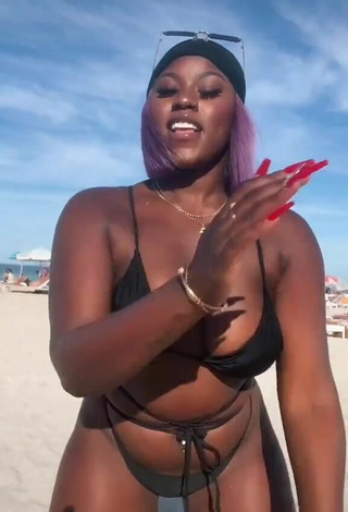 Skaibeauty (@skaibeauty) #decote  #bikini  #biquíni preto  #peitos saltando  #piercing no umbigo  #praia  «I guess the beach is my thing...»