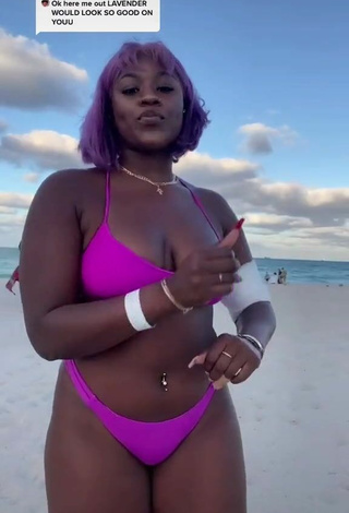 Skaibeauty (@skaibeauty) #decote  #bikini  #biquíni roxo  #piercing no umbigo  #peitos saltando  #praia  «Reply to @marissa_smith17 will...»