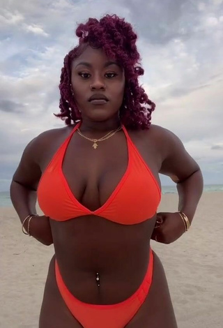 Skaibeauty (@skaibeauty) #decote  #bikini  #biquíni laranja elétrico  #piercing no umbigo  #praia  «Follow me on Instagram for more...»