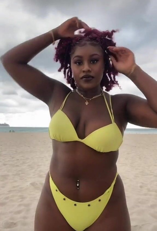 Skaibeauty (@skaibeauty) #decote  #bikini  #biquíni amarelo  #peitos saltando  #piercing no umbigo  #praia  «I missed the sun so I guess I’ll...»