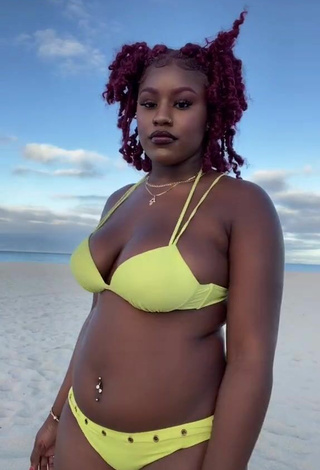 Skaibeauty (@skaibeauty) #decote  #bikini  #biquíni amarelo  #piercing no umbigo  #praia  «Not the instant bbl. ib:...»