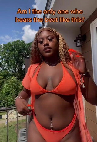 Skaibeauty (@skaibeauty) #decote  #bikini  #biquíni laranja  #piercing no umbigo  #corpo tatuado  #dança de saque  «I try to hit every beat lmfao»