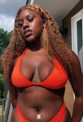 Skaibeauty (@skaibeauty) #decote  #bikini  #biquíni laranja  #piercing no umbigo  #corpo tatuado  «me  hood music»