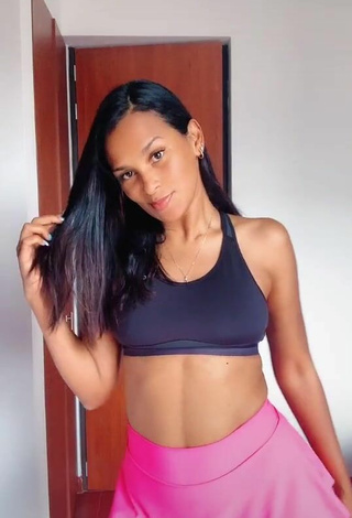 Yeimy Paola Vargas (@yeimypaolav) #decote  #sutiã esportivo  #sutiã esportivo preto  #saia  #dança de saque  «Yo tratando de hacer estos...»