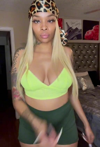 Diandra (@__theoriginaldeafbae) #decote  #cropped  #top cropped verde claro  #peitos saltando  #corpo tatuado  «Idc if y’all laugh cause I can’t...»