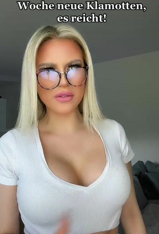 Antonia Rot (@antonia.rot) #decote  #cropped  #top branco  #peitos grandes  «Bin so süchtig  #fyp #viral»