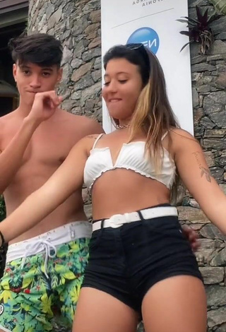 Carol Thome (@carolthome_) #decote  #cropped  #top branco  #shorts  #dança de saque  #corpo tatuado  «dois bobinhos❤️ @pablosales...»