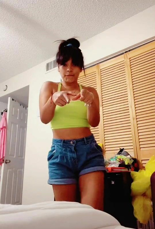 Cielo Torres (@cielotorresperu) #decote  #cropped  #top cropped verde claro  #shorts  #dança de saque  «Aca voy aprendiendo  comprender»