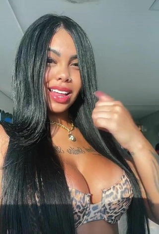 Nathi Rodrigues (@djnathii) #decote  #bikini  #biquíni leopardo  #dança de saque  #corpo tatuado  #peitos grandes  «Espirra o lança»