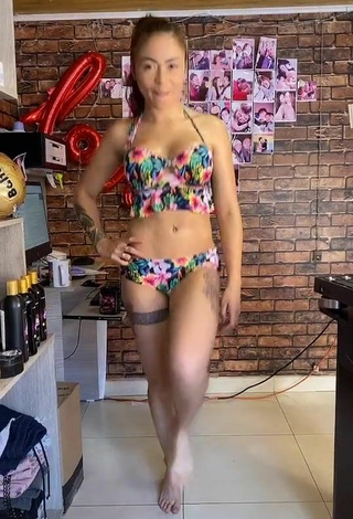 Daneidy Barrera Rojas (@epa_colombia1) #decote  #bikini  #biquíni floral  #bunda tremendo  #piercing no umbigo  #corpo tatuado  «Aprendiendo a bailar jajaja»