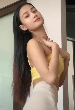 Gerlyn Severa (@gerlynsevera21) #decote  #cropped  #top amarelo  #bunda tremendo  «Hahaha atay..»